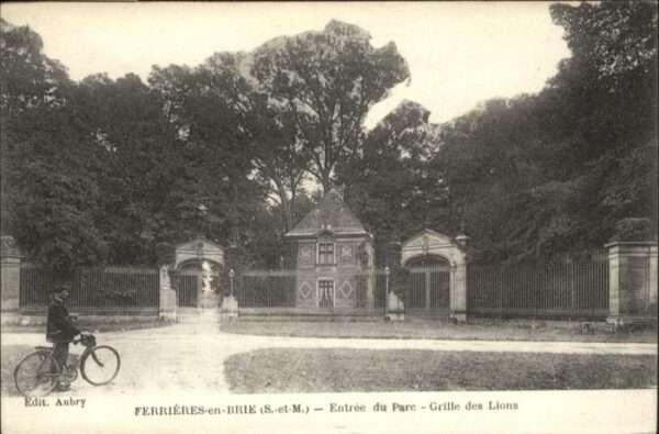 Ferrieres-en-Brie Park Grille Lions