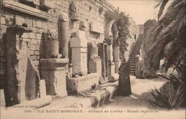 Ile Saint-Honorat Alpes Maritimes Abbaye Lerins Musee Lapidaire Mönch