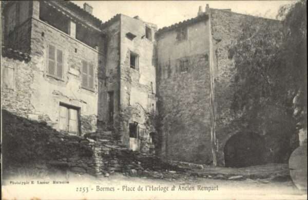 Bormes-les-Mimosas Place de l_Horloge Ancien Rempart