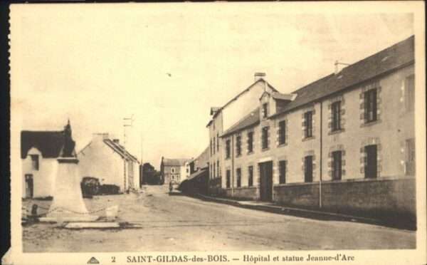 Saint-Gildas-des-Bois Hopital statue Jeanne-d_Arc