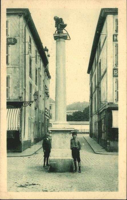 Epinal Vosges Epinal Statue Pinau