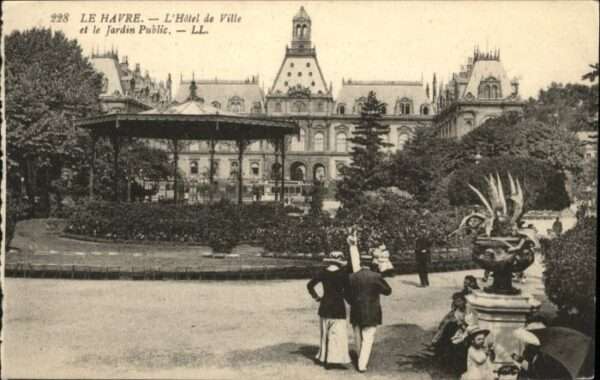 Le Havre Hotel de Ville le jardin Public