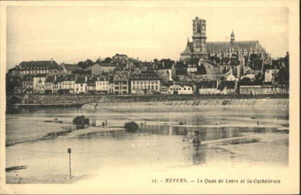 Nevers 58 Nevers le Quai de Loire la Cathedrale