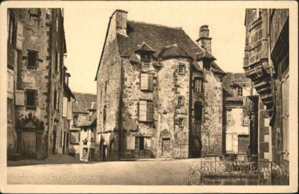 Salers Anciennes Demeures sur la Grande Place