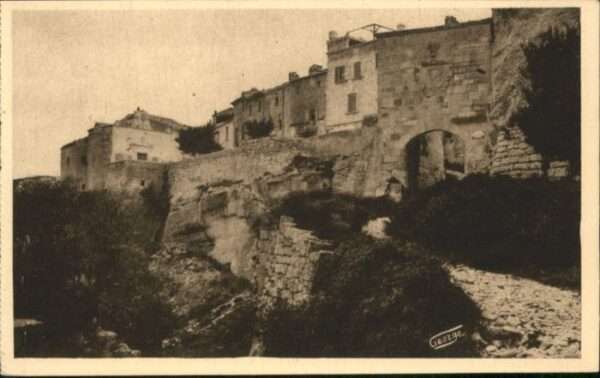Les Baux-de-Provence Les_Baux Les Remparts Entree par la por
