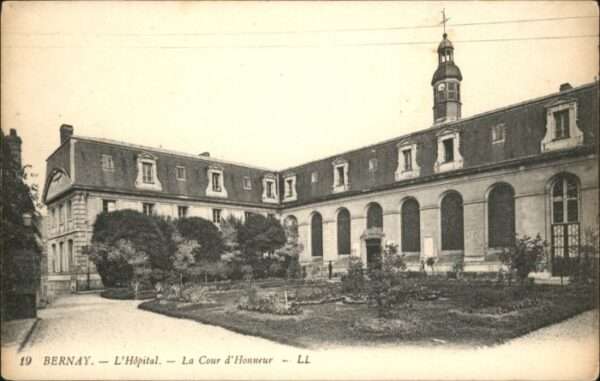 Bernay Hopital la Cour d_Honneur