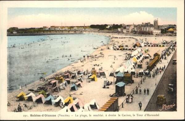 Les Sables-d Olonne la plage le remblai