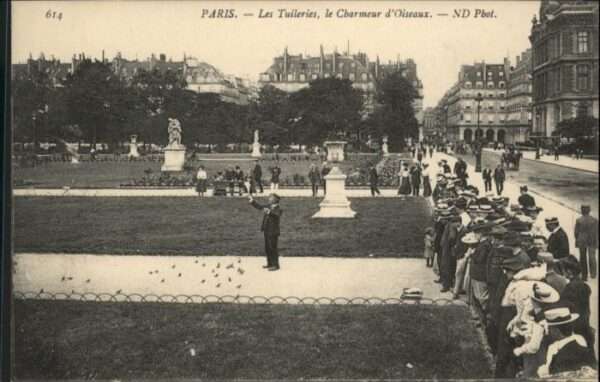 Paris les Tuileries le Charmeur d_Oiseaux