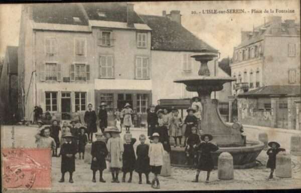L Isle-sur-Serein Place Fontaine Brunnen