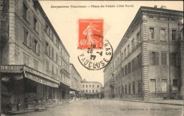 Carpentras Place Palais