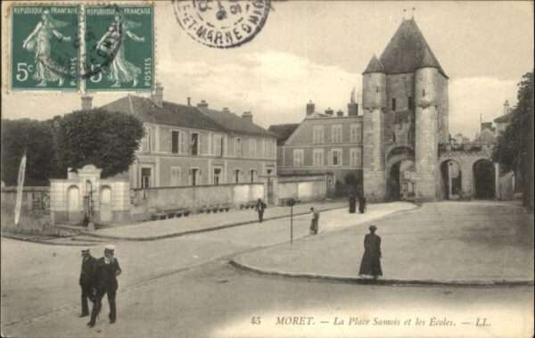 Moret-sur-Loing Place Samois Ecoles
