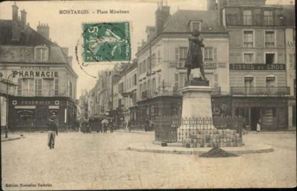 Montargis Loiret Montargis Place Mirabeau Statue