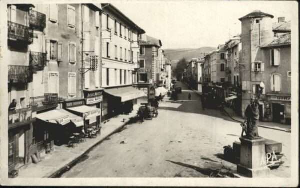 Saint-Affrique Place Liberte Statue Kutsche