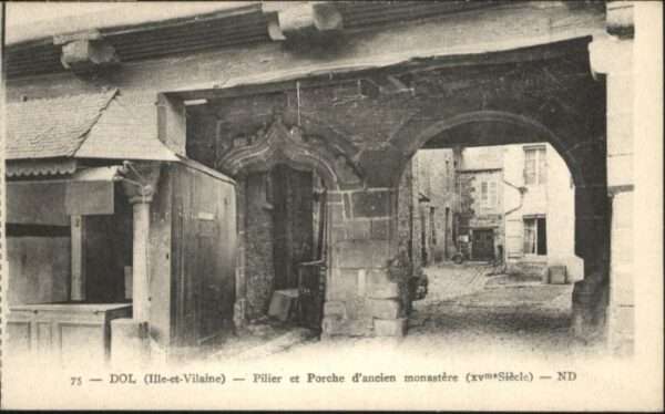 Dol-de-Bretagne Pilier Porche Ancien Monastere