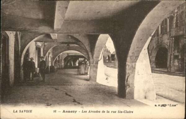 Annecy Haute-Savoie Annecy Les Arcades de la rue Ste-Claire