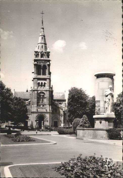 Neuilly-sur-Seine Eglise Saint-Pierre Monument aux Heros