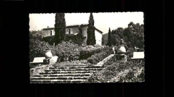 Rayol-Canadel-sur-Mer Le_Rayol Escalier fleuri conduisant a l