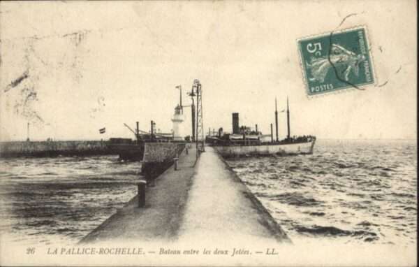 La Rochelle Charente-Maritime La_Rochelle la Pallice Bateau entre les
