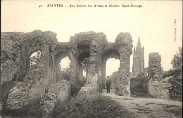 Saintes les Voutes des Arenes Clocher Saint Eut
