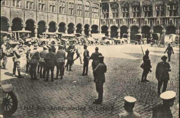 Luettich Lüttich Hof des Justizpalastes Soldaten