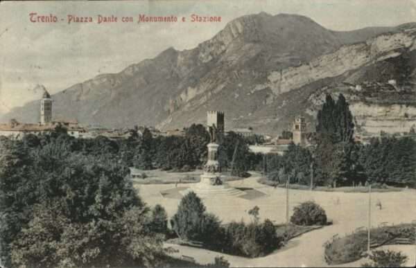 Trento Piazza Dante con Monumento Stazione