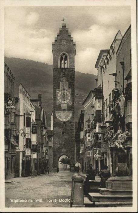 Vipiteno Torre Dodici Brunnen Statue