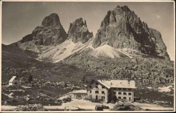 Passo Sella Rifugio Gruppo Sassolungo Dolomiti
