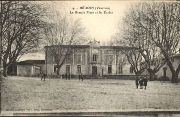 Bedoin Grande Place les Ecoles