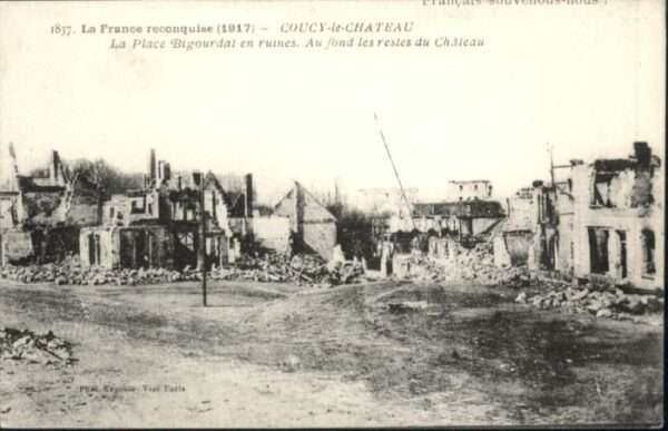 Coucy-le-Chateau-Auffrique Place Bigoudat en ruines