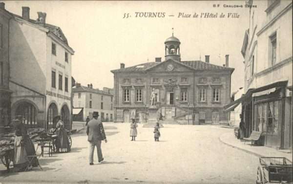 Tournus Place de l_Hotel de Ville