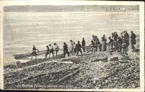Menton Alpes Maritimes Menton Pecheurs retirant leurs filets