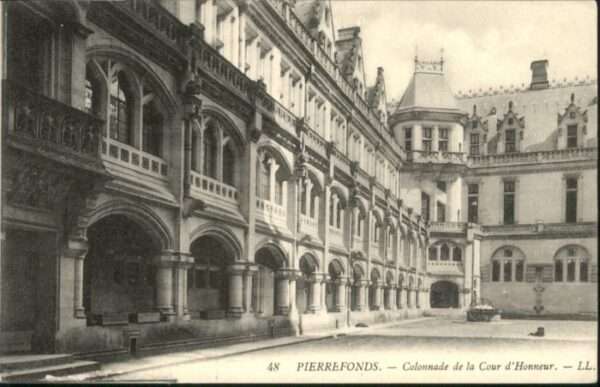 Pierrefonds Colonnade Cour d_Honneur