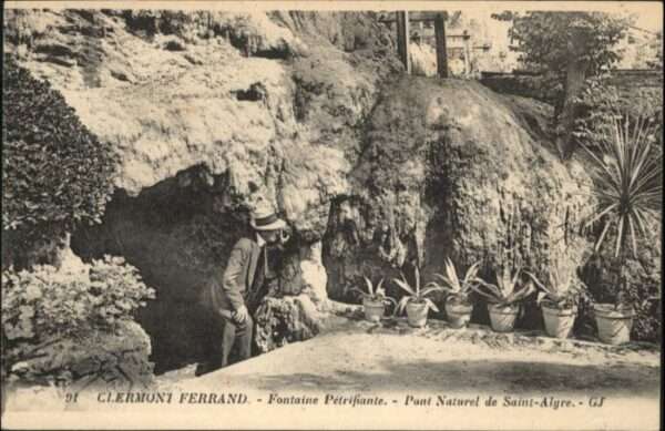Clermont-Ferrand Fontaine Petrifiante Pont Naturel Saint