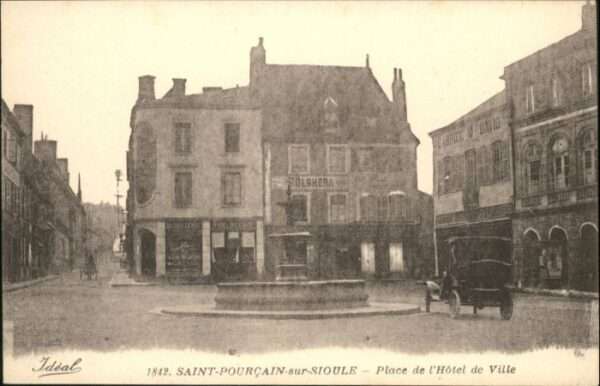 Saint-Pourcain-sur-Sioule Place Hotel de Ville