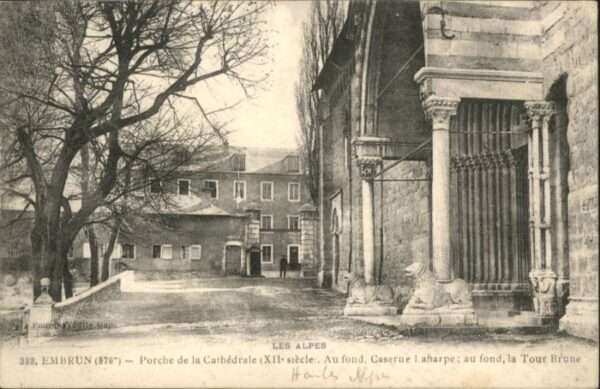 Embrun Porche Cathedrale Tour Brune