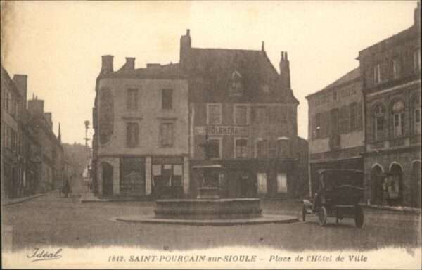 Saint-Pourcain-sur-Sioule Place Hotel de Ville