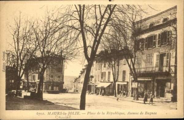 Maurs Maurs-le-Jolie Place Republique Avenue