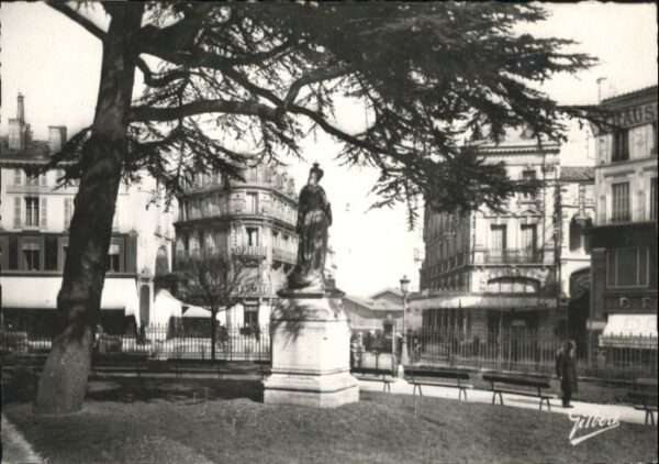 Angouleme Jardin Statue Marguerite Valois