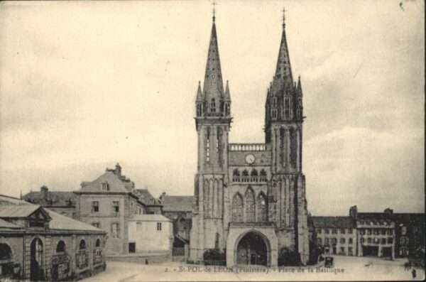 Saint-Pol-de-Leon Place Basilique