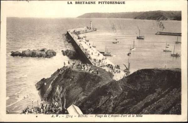 Binic Cotes d Armor Plage Avant Port Mole