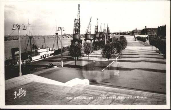 Bordeaux Terrasse Jardin Quai Hafen
