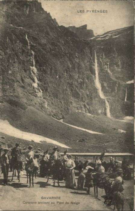 Gavarnie Caravane Arrivant Pont Neige