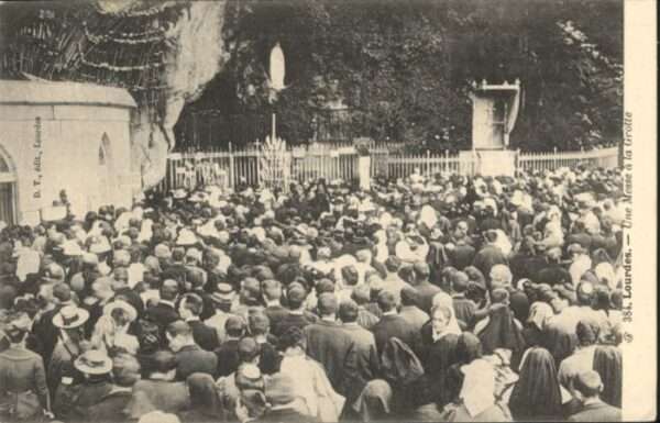 Lourdes Hautes Pyrenees Lourdes Messe Grotte