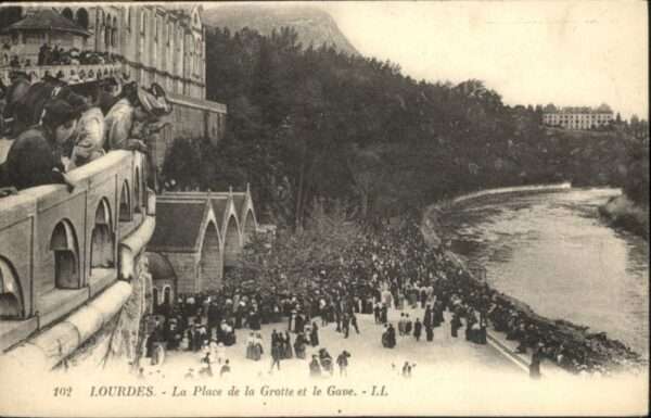 Lourdes Hautes Pyrenees Lourdes Place Grotte Gave
