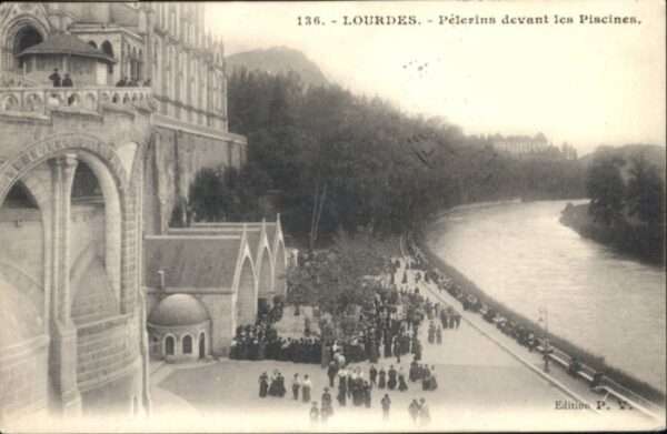 Lourdes Hautes Pyrenees Lourdes Pelerins Devant Piscines