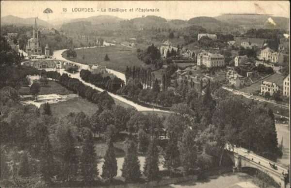 Lourdes Hautes Pyrenees Lourdes Basilique Esplanade