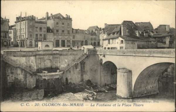 Oloron-Sainte-Marie Fontaine Place Thiers