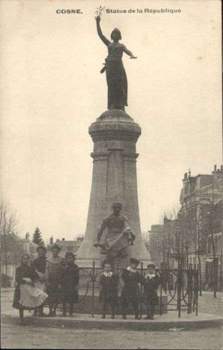 Cosne-Cours-sur-Loire Statue Republique