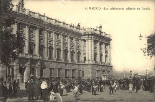 Daganzo de Arriba Madrid Los Alabarderos Saliendo Palacio