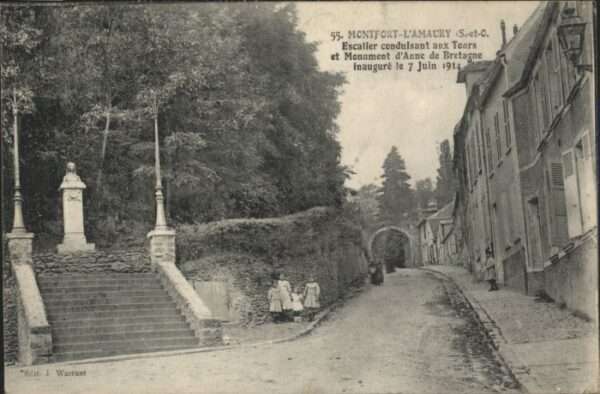 Montfort-l Amaury Escalier condulsant aux Tours Monument